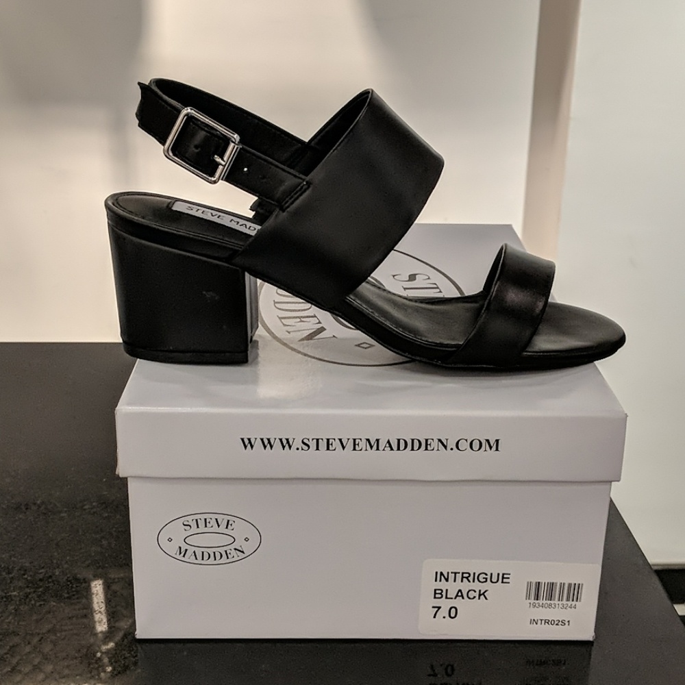 Steve Madden "Intrigue" black leather sandals